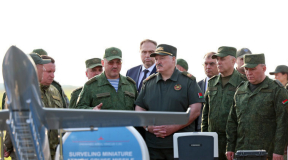 Неспакойнае лета Лукашэнкі. Як вайна мяняе сытуацыю вакол Беларусі