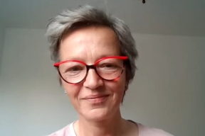 Славникова: «Входишь — и как воробушки, на всех поверхностях, сидят женщины разного возраста. Когда приближалось время отбоя, складывался «тетрис»