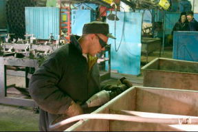 «Некоторые и на концлагерях тоже вешали вывески, что труд облагораживает. Зачем повторять за ними?»